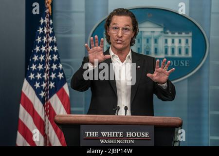 Washington, États-Unis. 07th juin 2022. Matthew McConaughey, natif d'Uvalde, Texas, parle lors d'une conférence de presse sur la violence par les armes à feu dans la salle d'information de presse de James S. Brady à la Maison Blanche à Washington, DC mardi, 7 juin 2022. Photo par Ken Cedeno/Pool/Sipa USA crédit: SIPA USA/Alay Live News Banque D'Images