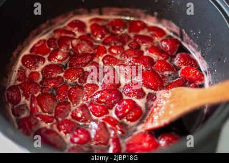 La confiture de fraise est en train de se préparer dans une casserole. Préparations de desserts pour l'hiver. Banque D'Images