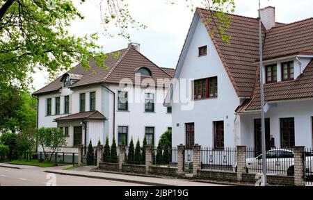 La station balnéaire de Parnu en Estonie avec de belles maisons en bois avec des toits triangulaires Banque D'Images