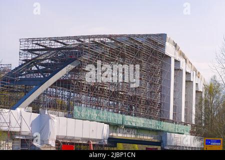 rénovation du pont. Entretien des routes. Structure d'échafaudage. Inspection d'un long pont d'autoroute en béton. Banque D'Images