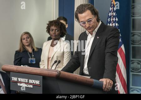 Washington, États-Unis. 07th juin 2022. Matthew McConaughey, natif d'Uvalde, Texas, fait une pause lors d'une conférence de presse sur la violence par les armes à feu dans la salle d'information de presse de James S. Brady à la Maison Blanche à Washington, DC, mardi, 7 juin 2022. Photo de Ken Cedeno/UPI crédit: UPI/Alay Live News Banque D'Images