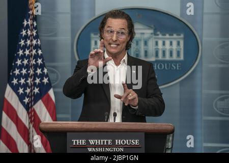 Washington, États-Unis. 07th juin 2022. Matthew McConaughey, natif d'Uvalde, Texas, parle lors d'une conférence de presse sur la violence par les armes à feu dans la salle d'information de presse de James S. Brady à la Maison Blanche à Washington, DC mardi, 7 juin 2022. Photo de Ken Cedeno/UPI crédit: UPI/Alay Live News Banque D'Images