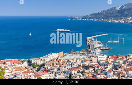 Vue sur le port de Zakynthos, photo aérienne du paysage prise lors d'une journée ensoleillée d'été. C'est une île grecque dans la mer Ionienne, destination populaire de touristes pour su Banque D'Images