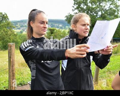 Aywaille. Belguim, 07/06/2022, Tessa Wullaert en Belgique et Jarne Teulings en Belgique photographiés en action lors d'une activité de renforcement d'équipe de l'équipe nationale féminine de football belge les flammes rouges, mardi 07 juin 2022 à Aywaille. Les flammes rouges se préparent pour les prochains championnats d'Europe des femmes Euro 2022 en Angleterre. BELGA PHOTO DAVID CATRY Banque D'Images