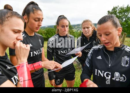 Aywaille. Belguim, 07/06/2022, Amber Tysiak en Belgique, Tessa Wullaert en Belgique et Jarne Teullings en Belgique, photographiés lors d'une activité de renforcement d'équipe de l'équipe nationale féminine de football belge The Red Flames, mardi 07 juin 2022 à Aywaille. Les flammes rouges se préparent pour les prochains championnats d'Europe des femmes Euro 2022 en Angleterre. BELGA PHOTO DAVID CATRY Banque D'Images