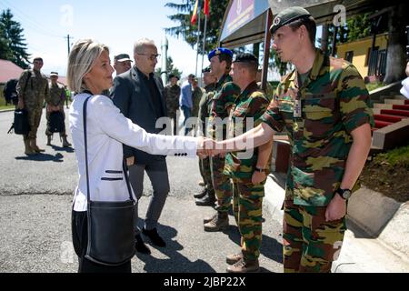 Cincu, Roumanie, 07 juin 2022. Ludiviny Dedonder, ministre de la Défense, et Vasile Dincu photographiés lors d'une visite du ministre belge de la Défense au détachement de l'armée belge à Cincu, Roumanie, le mardi 07 juin 2022. BELGA PHOTO HATIM KAGHAT Banque D'Images