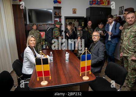 Cincu, Roumanie, 07 juin 2022. Ludiviny Dedonder, ministre de la Défense, et Vasile Dincu photographiés lors d'une visite du ministre belge de la Défense au détachement de l'armée belge à Cincu, Roumanie, le mardi 07 juin 2022. BELGA PHOTO HATIM KAGHAT Banque D'Images