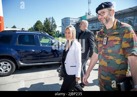 Cincu, Roumanie, 07 juin 2022. Ludiviny Dedonder, ministre de la Défense, et Vasile Dincu photographiés lors d'une visite du ministre belge de la Défense au détachement de l'armée belge à Cincu, Roumanie, le mardi 07 juin 2022. BELGA PHOTO HATIM KAGHAT Banque D'Images