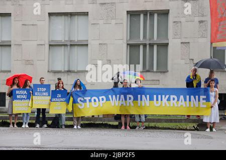 Ljubljana, Slovénie. 07th juin 2022. Les manifestants portent des pancartes et une bannière lors d'un rassemblement européen pour la protection des enfants ukrainiens touchés par la guerre en Ukraine. Plus de 240 enfants auraient été tués dans la guerre jusqu'à présent. Crédit : SOPA Images Limited/Alamy Live News Banque D'Images