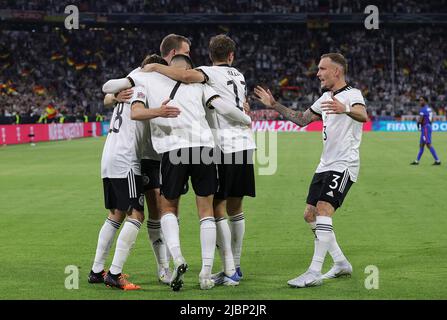 Petit garçon, Allemagne. 07th juin 2022. Firo: 07.06.2022, Fuvuball, football: Équipe nationale du DFB, hommes, Ligue des Nations de l'UEFA, GER, Allemagne - ENG, Angleterre Jonas Hofmann, pousses, le, but, à, 1:0, jubilation, applaudissements, avec, et, Kai Havertz, Allemagne, célébrations d'équipe, célébrations d'équipe crédit: dpa/Alay Live News Banque D'Images