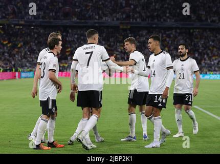 Petit garçon, Allemagne. 07th juin 2022. Firo: 07.06.2022, Fuvuball, football: Équipe nationale du DFB, hommes, Ligue des Nations de l'UEFA, GER, Allemagne - ENG, Angleterre Jonas Hofmann, pousses, le, but, à, 1:0, jubilation, applaudissements, avec, et, Kai Havertz, Allemagne, célébrations d'équipe, célébrations d'équipe crédit: dpa/Alay Live News Banque D'Images