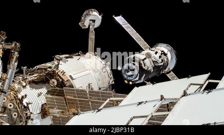 Atmosphère terrestre. 1st juin 2022. Le navire de ravitaillement ISS Progress 79 de Roscosmos est photographié quelques instants après avoir été désancré du port arrière du module de service Zvezda, en compétition avec 214 jours d'opérations de fret à la Station spatiale internationale. Credit: NASA/ZUMA Press Wire Service/ZUMAPRESS.com/Alamy Live News Banque D'Images