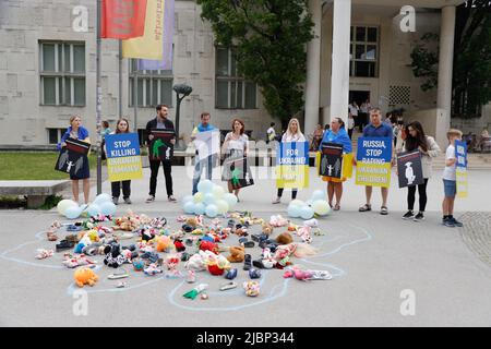 Ljubljana, Slovénie. 07th juin 2022. Les manifestants portent des pancartes exprimant leur opinion lors d'un rassemblement européen pour la protection des enfants ukrainiens touchés par la guerre en Ukraine. Plus de 240 enfants auraient été tués dans la guerre jusqu'à présent. (Photo de Luka Dakskobler/SOPA Images/Sipa USA) crédit: SIPA USA/Alay Live News Banque D'Images