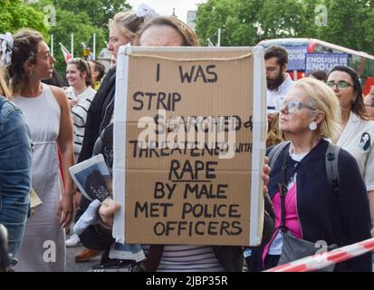 Londres, Angleterre, Royaume-Uni. 7th juin 2022. Les manifestants défilant à Westminster. Des manifestants ont défilé à travers Londres pour protester contre la violence à l'égard des femmes et pour honorer Nicole Smallman et Bibaa Henry, deux sœurs assassinées en 2020. L'affaire a suscité davantage d'indignation lorsqu'il est apparu que deux policiers avaient pris des selfies avec leur corps. Les manifestants ont défilé du Fryent Country Park, où les deux femmes ont été assassinées, vers New Scotland Yard. (Image de crédit : © Vuk Valcic/ZUMA Press Wire) Banque D'Images