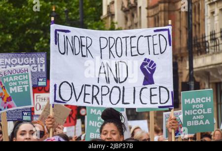 Londres, Angleterre, Royaume-Uni. 7th juin 2022. Les manifestants défilant à Westminster. Des manifestants ont défilé à travers Londres pour protester contre la violence à l'égard des femmes et pour honorer Nicole Smallman et Bibaa Henry, deux sœurs assassinées en 2020. L'affaire a suscité davantage d'indignation lorsqu'il est apparu que deux policiers avaient pris des selfies avec leur corps. Les manifestants ont défilé du Fryent Country Park, où les deux femmes ont été assassinées, vers New Scotland Yard. (Image de crédit : © Vuk Valcic/ZUMA Press Wire) Banque D'Images