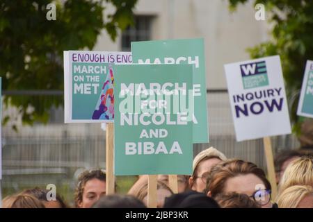 Londres, Angleterre, Royaume-Uni. 7th juin 2022. Manifestants à l'extérieur du New Scotland Yard. Des manifestants ont défilé à travers Londres pour protester contre la violence à l'égard des femmes et pour honorer Nicole Smallman et Bibaa Henry, deux sœurs assassinées en 2020. L'affaire a suscité davantage d'indignation lorsqu'il est apparu que deux policiers avaient pris des selfies avec leur corps. Les manifestants ont défilé du Fryent Country Park, où les deux femmes ont été assassinées, vers New Scotland Yard. (Image de crédit : © Vuk Valcic/ZUMA Press Wire) Banque D'Images