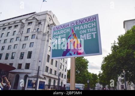 Londres, Angleterre, Royaume-Uni. 7th juin 2022. Manifestants à l'extérieur du New Scotland Yard. Des manifestants ont défilé à travers Londres pour protester contre la violence à l'égard des femmes et pour honorer Nicole Smallman et Bibaa Henry, deux sœurs assassinées en 2020. L'affaire a suscité davantage d'indignation lorsqu'il est apparu que deux policiers avaient pris des selfies avec leur corps. Les manifestants ont défilé du Fryent Country Park, où les deux femmes ont été assassinées, vers New Scotland Yard. (Image de crédit : © Vuk Valcic/ZUMA Press Wire) Banque D'Images