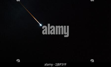 Atmosphère terrestre. 1st juin 2022. Le navire de ravitaillement ISS Progress 79 de Roscosmos laisse un sentier de plasma alors qu'il entre dans l'atmosphère de la Terre pour une disparition flamboyante, mais sûre au-dessus de l'océan Pacifique. Credit: NASA/ZUMA Press Wire Service/ZUMAPRESS.com/Alamy Live News Banque D'Images