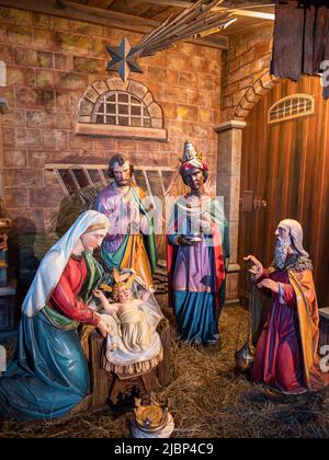 Feldkirch, Autriche - 21 janvier 2022 : scène de la crèche de Noël dans l'église - symbole de la naissance de Jésus Banque D'Images