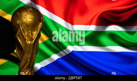 6 octobre 2021, le Cap, Afrique du Sud.Coupe du monde de la FIFA sur fond de drapeau de la République sud-africaine. Banque D'Images