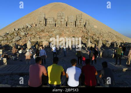 (220607) -- ADIYAMAN (TURQUIE), 7 juin 2022 (Xinhua) -- les gens visitent le tombeau-sanctuaire sur le mont Nemrut dans la province d'Adiyaman, Turquie, sur 7 juin 2022. Le mont Nemrut (Nemrut Dag) a été inscrit sur la liste du patrimoine mondial de l'UNESCO en 1987. Sur le mont Nemrut, le mausolée d'Antiochus I, qui a régné sur Commagene, un royaume fondé au nord de la Syrie et l'Euphrate après la rupture de l'empire d'Alexandre, est l'une des constructions les plus ambitieuses de la période hellénistique. Le syncrétisme de son panthéon, et la lignée de ses rois, qui peuvent être retracés à travers deux ensembles de légendes, le grec et le persan Banque D'Images