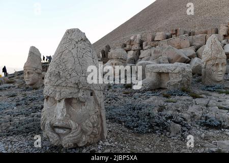 (220607) -- ADIYAMAN (TURQUIE), 7 juin 2022 (Xinhua) -- les gens visitent le tombeau-sanctuaire sur le mont Nemrut dans la province d'Adiyaman, Turquie, sur 7 juin 2022. Le mont Nemrut (Nemrut Dag) a été inscrit sur la liste du patrimoine mondial de l'UNESCO en 1987. Sur le mont Nemrut, le mausolée d'Antiochus I, qui a régné sur Commagene, un royaume fondé au nord de la Syrie et l'Euphrate après la rupture de l'empire d'Alexandre, est l'une des constructions les plus ambitieuses de la période hellénistique. Le syncrétisme de son panthéon, et la lignée de ses rois, qui peuvent être retracés à travers deux ensembles de légendes, le grec et le persan Banque D'Images