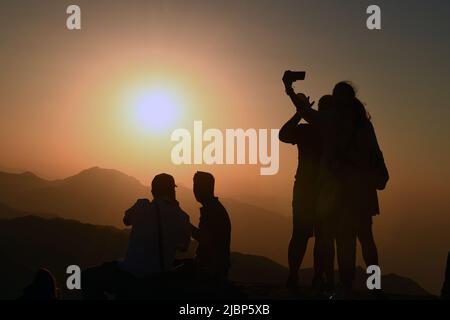 (220607) -- ADIYAMAN (TURQUIE), 7 juin 2022 (Xinhua) -- les gens sont silhouettés contre le soleil lorsqu'ils visitent le tombeau-sanctuaire sur le mont Nemrut dans la province d'Adiyaman, en Turquie, sur 7 juin 2022. Le mont Nemrut (Nemrut Dag) a été inscrit sur la liste du patrimoine mondial de l'UNESCO en 1987. Sur le mont Nemrut, le mausolée d'Antiochus I, qui a régné sur Commagene, un royaume fondé au nord de la Syrie et l'Euphrate après la rupture de l'empire d'Alexandre, est l'une des constructions les plus ambitieuses de la période hellénistique. Le syncrétisme de son panthéon, et la lignée de ses rois, qui peuvent être retracés à l'arrière de Banque D'Images