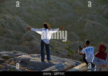 (220607) -- ADIYAMAN (TURQUIE), 7 juin 2022 (Xinhua) -- les gens visitent le tombeau-sanctuaire sur le mont Nemrut dans la province d'Adiyaman, Turquie, sur 7 juin 2022. Le mont Nemrut (Nemrut Dag) a été inscrit sur la liste du patrimoine mondial de l'UNESCO en 1987. Sur le mont Nemrut, le mausolée d'Antiochus I, qui a régné sur Commagene, un royaume fondé au nord de la Syrie et l'Euphrate après la rupture de l'empire d'Alexandre, est l'une des constructions les plus ambitieuses de la période hellénistique. Le syncrétisme de son panthéon, et la lignée de ses rois, qui peuvent être retracés à travers deux ensembles de légendes, le grec et le persan Banque D'Images