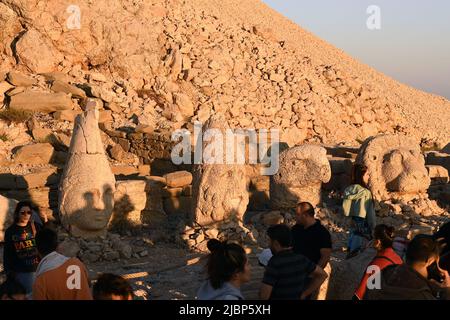 (220607) -- ADIYAMAN (TURQUIE), 7 juin 2022 (Xinhua) -- les gens visitent le tombeau-sanctuaire sur le mont Nemrut dans la province d'Adiyaman, Turquie, sur 7 juin 2022. Le mont Nemrut (Nemrut Dag) a été inscrit sur la liste du patrimoine mondial de l'UNESCO en 1987. Sur le mont Nemrut, le mausolée d'Antiochus I, qui a régné sur Commagene, un royaume fondé au nord de la Syrie et l'Euphrate après la rupture de l'empire d'Alexandre, est l'une des constructions les plus ambitieuses de la période hellénistique. Le syncrétisme de son panthéon, et la lignée de ses rois, qui peuvent être retracés à travers deux ensembles de légendes, le grec et le persan Banque D'Images