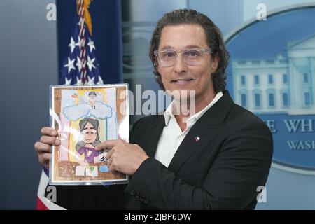 7 juin 2022, Washington, District de Columbia, Etats-Unis: L'acteur MATTHEW MCCONAUGHEY, natif d'Uvalde, Texas, père, et propriétaire d'armes à feu, a une photo faite par Alithia Ramirez, 10, Qui a été tué lors de la fusillade de masse dans une école primaire d'Uvalde, alors qu'il se joint au secrétaire de presse de la Maison Blanche Karine Jean-Pierre lors du briefing de presse quotidien dans la salle de presse Brady de la Maison Blanche. (Image de crédit : © Chris Kleponis/CNP via ZUMA Press Wire) Banque D'Images