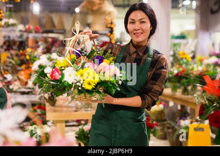 Femme fleur vendeur prépare un bouquet de luxe Banque D'Images