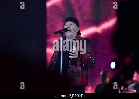 Naples, Italie. 7th juin 2022. Le chanteur italien Vasco Rossi se produit au stade Diego Maradona avec sa tournée en direct 2022 à Naples. (Image de crédit: © Paola Visone/Pacific Press via ZUMA Press Wire) Banque D'Images