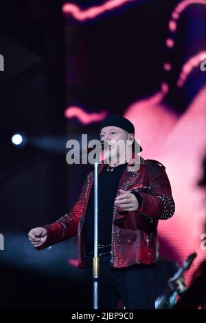 Naples, Italie. 7th juin 2022. Le chanteur italien Vasco Rossi se produit au stade Diego Maradona avec sa tournée en direct 2022 à Naples. (Image de crédit: © Paola Visone/Pacific Press via ZUMA Press Wire) Banque D'Images