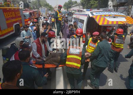 Lahore, Punjab, Pakistan. 7th juin 2022. Les pompiers pakistanais ont secouru les personnes coincées après un incendie massif dans le bâtiment à l'extérieur du bureau de l'OCC en raison d'un court-circuit, dans la capitale provinciale de Lahore. Le personnel de secours du Service 1122 hospitalise les personnes inconscientes en raison de la fumée massive après un incendie dans un bâtiment, au moins deux personnes ont expiré et 42 personnes ont secouru. (Credit image: © Rana Sajid Hussain/Pacific Press via ZUMA Press Wire) Banque D'Images