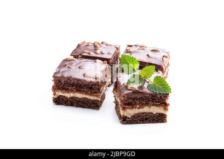 Tranches de gâteau au chocolat isolées sur blanc Banque D'Images