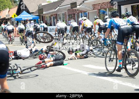 Les cavaliers et les vélos volent dans les airs lors d'un accident lors de la Sunset Loop, étape 5 de la Redlands Classic 2022 à Redlands, CA. Banque D'Images