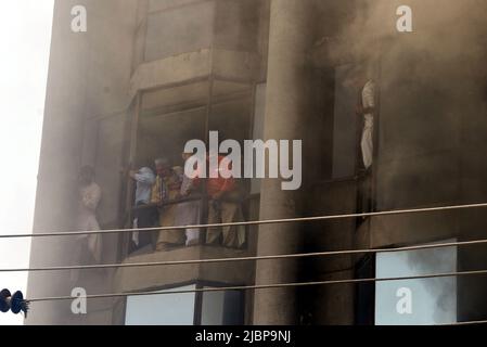 Lahore, Punjab, Pakistan. 7th juin 2022. Les pompiers pakistanais ont secouru les personnes coincées après un incendie massif dans le bâtiment à l'extérieur du bureau de l'OCC en raison d'un court-circuit, dans la capitale provinciale de Lahore. Le personnel de secours du Service 1122 hospitalise les personnes inconscientes en raison de la fumée massive après un incendie dans un bâtiment, au moins deux personnes ont expiré et 42 personnes ont secouru. (Credit image: © Rana Sajid Hussain/Pacific Press via ZUMA Press Wire) Banque D'Images