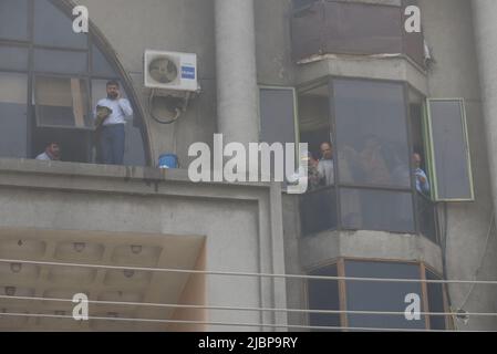 Lahore, Punjab, Pakistan. 7th juin 2022. Les pompiers pakistanais ont secouru les personnes coincées après un incendie massif dans le bâtiment à l'extérieur du bureau de l'OCC en raison d'un court-circuit, dans la capitale provinciale de Lahore. Le personnel de secours du Service 1122 hospitalise les personnes inconscientes en raison de la fumée massive après un incendie dans un bâtiment, au moins deux personnes ont expiré et 42 personnes ont secouru. (Credit image: © Rana Sajid Hussain/Pacific Press via ZUMA Press Wire) Banque D'Images