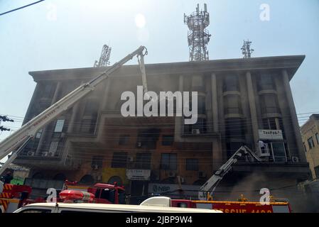 Lahore, Punjab, Pakistan. 7th juin 2022. Les pompiers pakistanais ont secouru les personnes coincées après un incendie massif dans le bâtiment à l'extérieur du bureau de l'OCC en raison d'un court-circuit, dans la capitale provinciale de Lahore. Le personnel de secours du Service 1122 hospitalise les personnes inconscientes en raison de la fumée massive après un incendie dans un bâtiment, au moins deux personnes ont expiré et 42 personnes ont secouru. (Credit image: © Rana Sajid Hussain/Pacific Press via ZUMA Press Wire) Banque D'Images