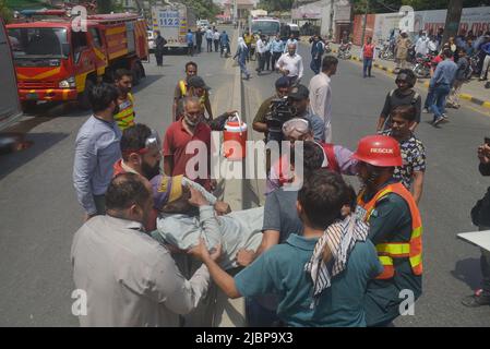 Lahore, Punjab, Pakistan. 7th juin 2022. Les pompiers pakistanais ont secouru les personnes coincées après un incendie massif dans le bâtiment à l'extérieur du bureau de l'OCC en raison d'un court-circuit, dans la capitale provinciale de Lahore. Le personnel de secours du Service 1122 hospitalise les personnes inconscientes en raison de la fumée massive après un incendie dans un bâtiment, au moins deux personnes ont expiré et 42 personnes ont secouru. (Credit image: © Rana Sajid Hussain/Pacific Press via ZUMA Press Wire) Banque D'Images