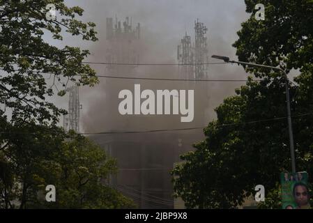 Lahore, Punjab, Pakistan. 7th juin 2022. Les pompiers pakistanais ont secouru les personnes coincées après un incendie massif dans le bâtiment à l'extérieur du bureau de l'OCC en raison d'un court-circuit, dans la capitale provinciale de Lahore. Le personnel de secours du Service 1122 hospitalise les personnes inconscientes en raison de la fumée massive après un incendie dans un bâtiment, au moins deux personnes ont expiré et 42 personnes ont secouru. (Credit image: © Rana Sajid Hussain/Pacific Press via ZUMA Press Wire) Banque D'Images