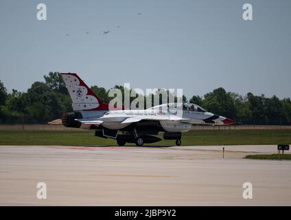 US Air Force Thunderbird 7, un F-16 Fighting Falcon, des taxis comme un KC-135 Stratotanker de l'aile de ravitaillement aérien 434th et quatre A-10C Thunderbolt II de l'aile 122nd Fighter, approche du ciel au-dessus de la base de la Garde nationale aérienne de fort Wayne à fort Wayne, Indiana 3 juin 2022. Thunderbird 7 a pris l'avion avec le détective Benjamin J. MacDonald, un participant de Hometown Hero, un officier affecté à la division des homicides du département de police de fort Wayne à fort Wayne, dans l'Indiana. (É.-U. Photo de la Garde nationale aérienne par le sergent d'état-major. Rita Jimenez) Banque D'Images