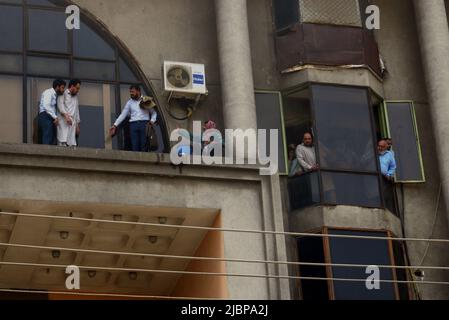 Lahore, Punjab, Pakistan. 7th juin 2022. Les pompiers pakistanais ont secouru les personnes coincées après un incendie massif dans le bâtiment à l'extérieur du bureau de l'OCC en raison d'un court-circuit, dans la capitale provinciale de Lahore. Le personnel de secours du Service 1122 hospitalise les personnes inconscientes en raison de la fumée massive après un incendie dans un bâtiment, au moins deux personnes ont expiré et 42 personnes ont secouru. (Credit image: © Rana Sajid Hussain/Pacific Press via ZUMA Press Wire) Banque D'Images