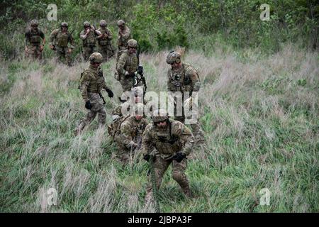 Les membres du 146th Air support Operations Squadron, Oklahoma Air National Guard, récupèrent une corde lors de l'entraînement rapide de système d'insertion et d'extraction de corde (FRIES) d'un hélicoptère UH-60 Blackhawk attaché à Alpha Company, 2nd Bataillon, 149th Aviation Regiment, Arkansas National Guard, à Razorback Range près de ft. Smith Arkansas 17 mai 2022. LE SYSTÈME FRITES est conçu pour déployer rapidement le personnel d'un hélicoptère sans que l'hélicoptère ne touche. (É.-U. Photo de la Garde nationale aérienne par Tech. Sgt. Brigette Waltermire) Banque D'Images