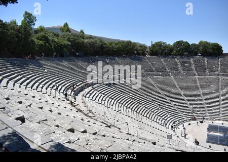 Le théâtre antique d'Épidaure est un théâtre de la ville grecque d'Épidaure. Banque D'Images