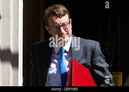 Londres, Royaume-Uni. 07th juin 2022. Simon Clarke quitte une réunion du cabinet à Downing Street, Londres. Le Premier ministre Boris Johnson a dit à son cabinet de «rafter une ligne» sous le scandale de Partygate après qu'il ait survécu de justesse à un vote de confiance dans son leadership hier de 211 à 148. Crédit : SOPA Images Limited/Alamy Live News Banque D'Images