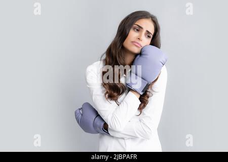 Triste femme fatiguée en gants de boxe. Boxeur fille posant avec des gants. Banque D'Images