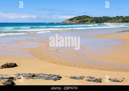 Marée basse sur la plage de Diggers - Coffs Harbour, Nouvelle-Galles du Sud, Australie Banque D'Images