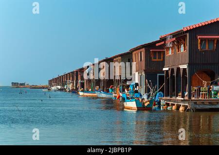 Cabanes de pêcheurs, algue à Axios River delta Banque D'Images