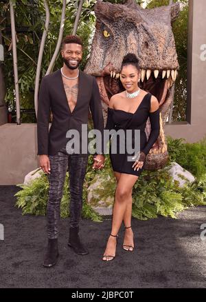 HOLLYWOOD, CA - JUIN 06 : (G-D) Alonzo Brown Slater et MEA Wilkerson assistent à la première de Universal Pictures à Los Angeles « Jurassic World Dominion » Banque D'Images